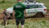 Zur Not half beim Skoda Euro Trek 2018 nur Muskelkraft, um den Kodiaq aus der tiefen Fahrspur zu bekommen