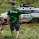 Zur Not half beim Skoda Euro Trek 2018 nur Muskelkraft, um den Kodiaq aus der tiefen Fahrspur zu bekommen