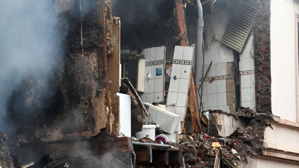 Bei einer Explosion in einem Wohnhaus in Wuppertal sind fünf Menschen verletzt worden