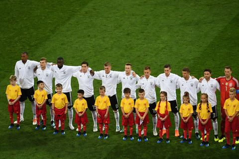 DFB-Elf bei der Hymne