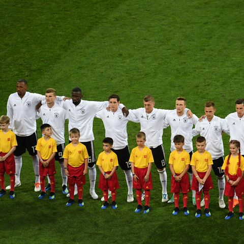 DFB-Elf bei der Hymne