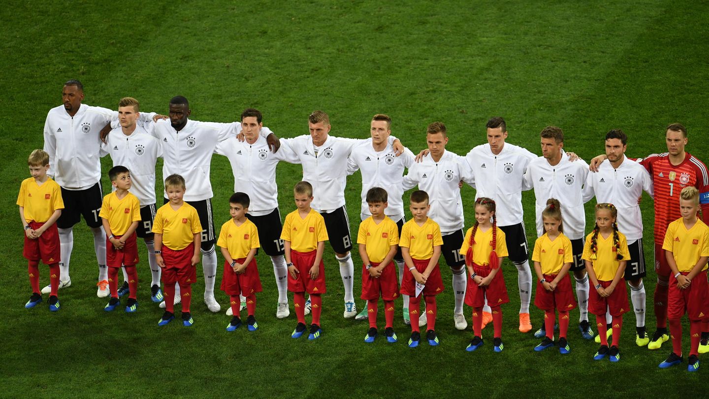 DFB-Elf bei der Hymne
