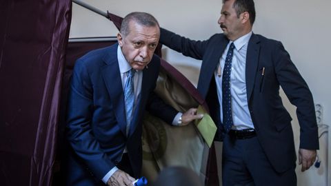 Recep Tayyip Erdogan kommt aus der Wahlkabine