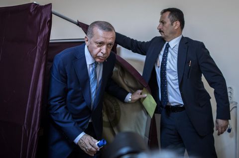 Recep Tayyip Erdogan kommt aus der Wahlkabine