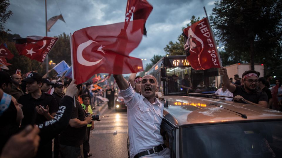 Anhänger von Präsident Recep Tayyip Erdogan fahren durch die Straßen