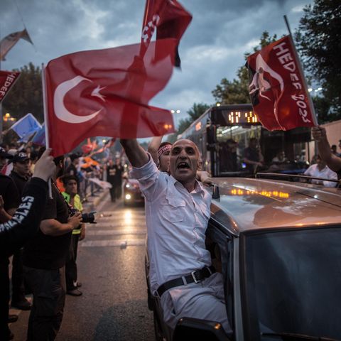 Anhänger von Präsident Recep Tayyip Erdogan fahren durch die Straßen