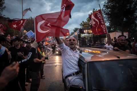 Anhänger von Präsident Recep Tayyip Erdogan fahren durch die Straßen