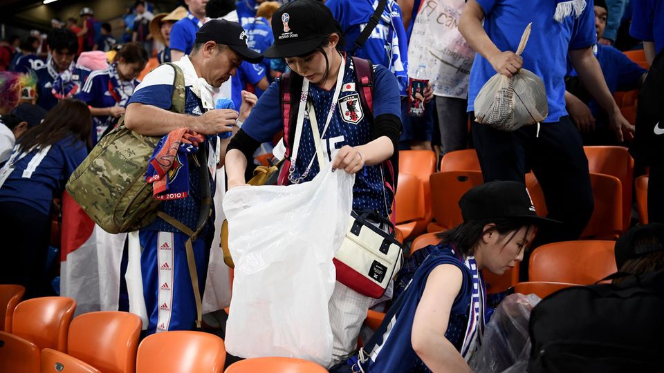 Fans von Japan beim Aufräumen nach der Partie gegen den Senegal Fans von Japan beim Aufräumen nach der Partie gegen den Senegal