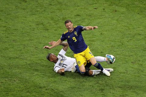 Jerome Boateng flog gegen Schweden wegen dieses Einsteigens mit gelb-roter Karte vom Platz