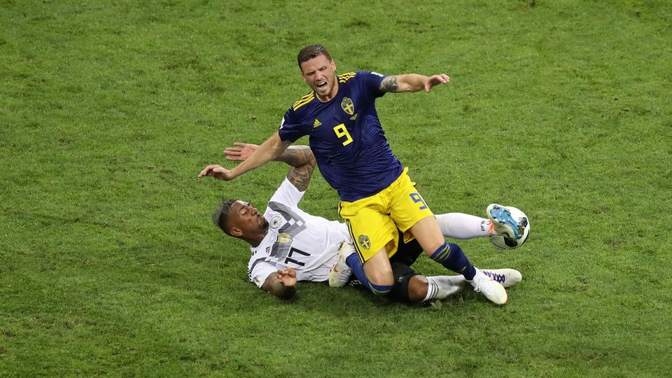 Jerome Boateng flog gegen Schweden wegen dieses Einsteigens mit gelb-roter Karte vom Platz