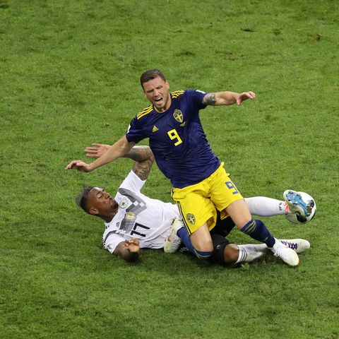 Jerome Boateng flog gegen Schweden wegen dieses Einsteigens mit gelb-roter Karte vom Platz