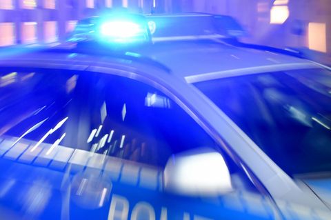 Auf dem Dach eines Polizeiwagens blinkt das Blaulicht