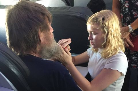 Die 15-jährige Clara hilft einem taubstummen Passagier