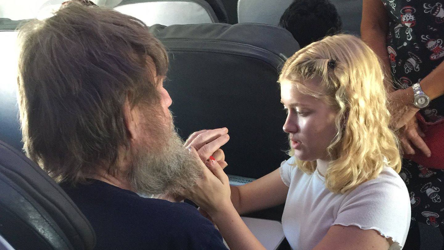 Die 15-jährige Clara hilft einem taubstummen Passagier