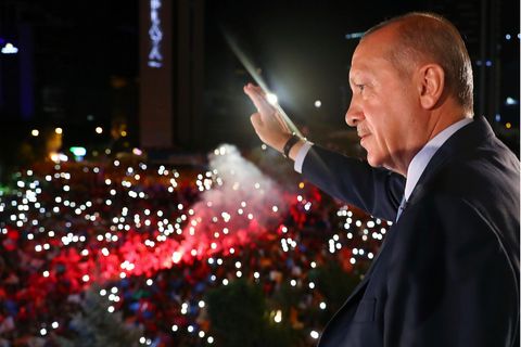 Staatspräsident Recep Tayyip Erdogan lässt sich in Istanbul noch in der Nacht von seinen Anhängern bejubeln