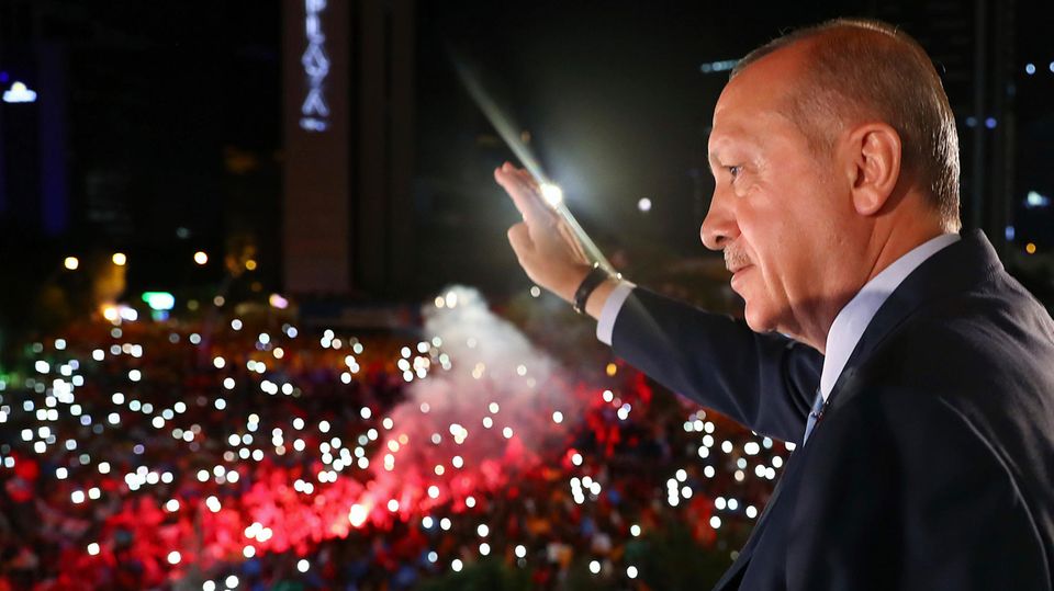 Staatspräsident Recep Tayyip Erdogan lässt sich in Istanbul noch in der Nacht von seinen Anhängern bejubeln