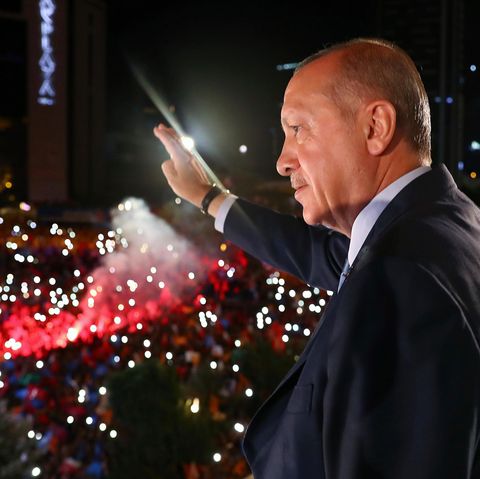 Staatspräsident Recep Tayyip Erdogan lässt sich in Istanbul noch in der Nacht von seinen Anhängern bejubeln