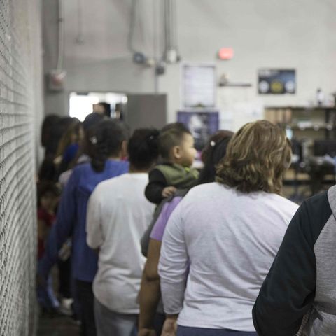 Illegale Migranten in einem Aufnahmelager in McAllen im US-Bundesstaat Texas
