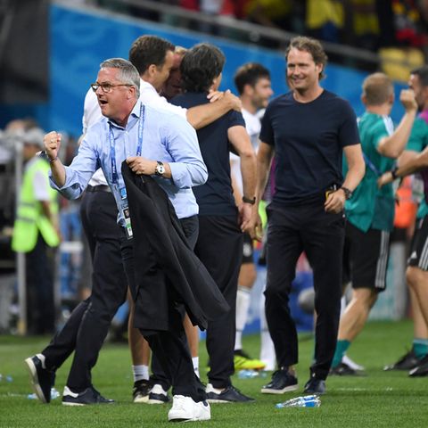Während das deutsche Team beim entscheidenden 2:1 gegen Schweden am Spielfeldrand jubelt, hat sich einer den Schweden zugewandt