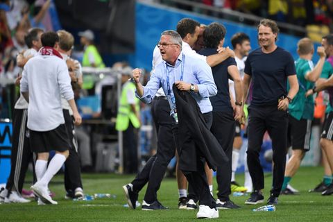 Während das deutsche Team beim entscheidenden 2:1 gegen Schweden am Spielfeldrand jubelt, hat sich einer den Schweden zugewandt