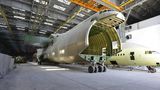 Die AN-225 wird durch die "Nase" beladen.