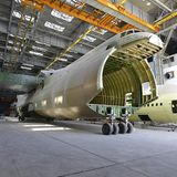 Die AN-225 wird durch die "Nase" beladen.