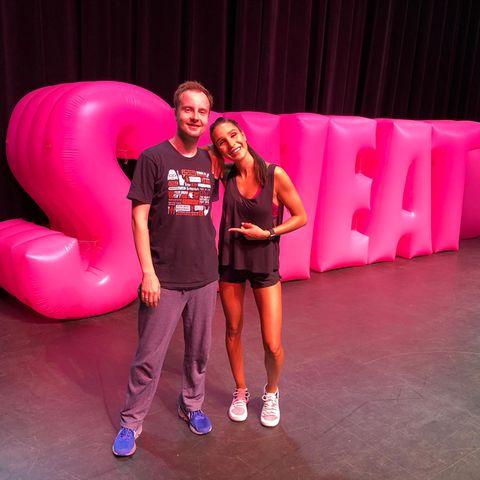 Neon-Redakteur Christoph Fröhlich kann wieder stehen. Kayla Itsines scheint dagegen kaum zu schwitzen.