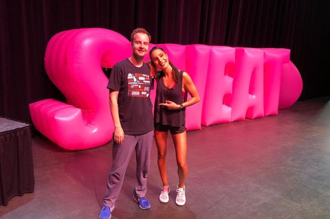 Neon-Redakteur Christoph Fröhlich kann wieder stehen. Kayla Itsines scheint dagegen kaum zu schwitzen.