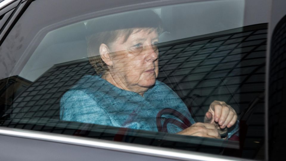 Angela Merkel in ihrem Dienstwagen - Ein Tagesschau-Kommentar rechtnet harsch mit ihrer Politik ab