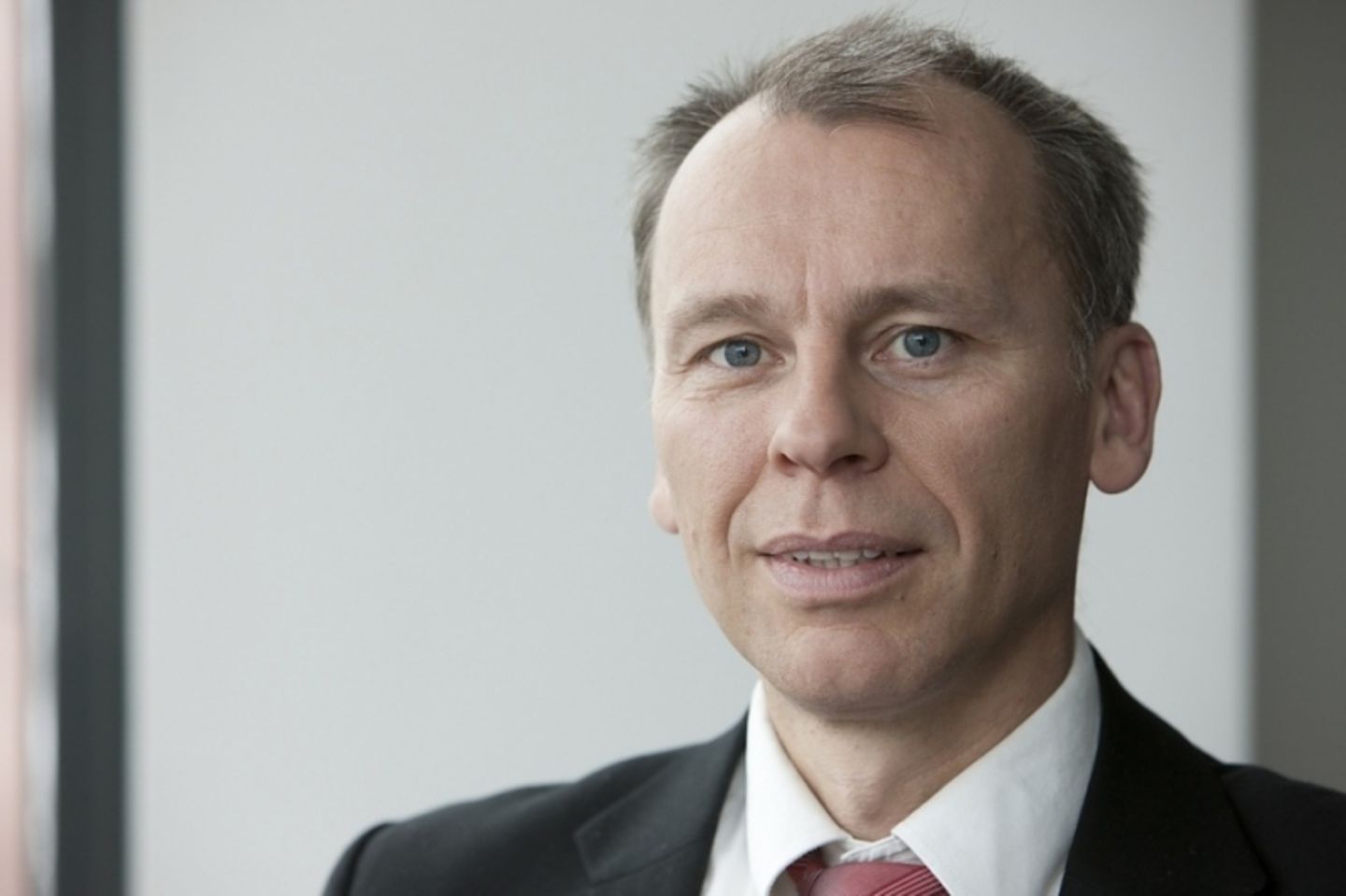 Der Automobilexperte Professor Stefan Bratzel glaubt, dass die Europäer erst in der nächsten Generation der Batteriezellen den Vorsprung der Asiaten aufholen können Der Automobilexperte Professor Stefan Bratzel glaubt, dass die Europäer erst in der nächsten Generation der Batteriezellen den V