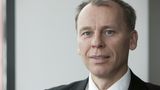 Der Automobilexperte Professor Stefan Bratzel glaubt, dass die Europäer erst in der nächsten Generation der Batteriezellen den V