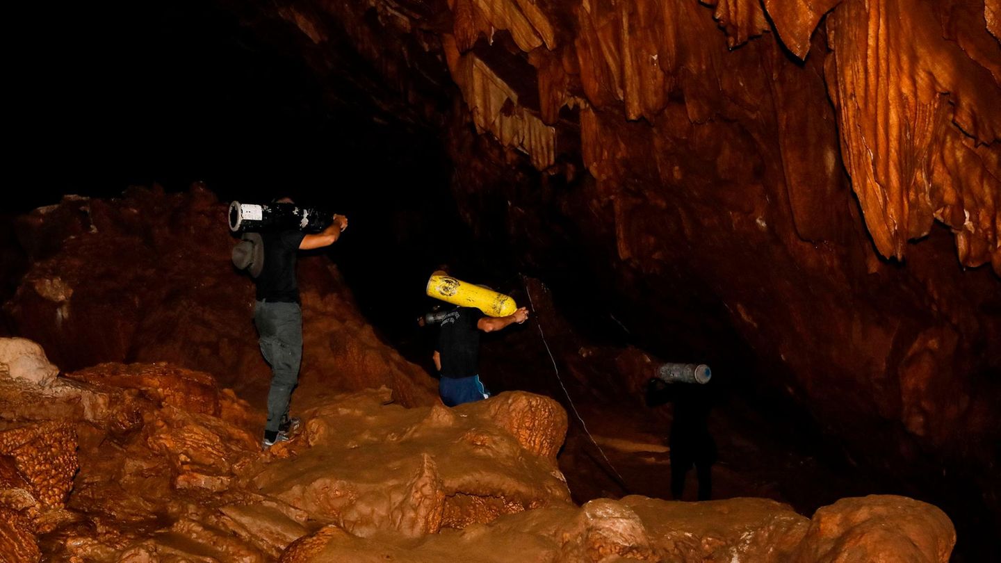 Thailand: Fußballmannschaft in Höhle verschollen
