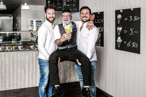 Zwei junge Männer tragen ihren Vater