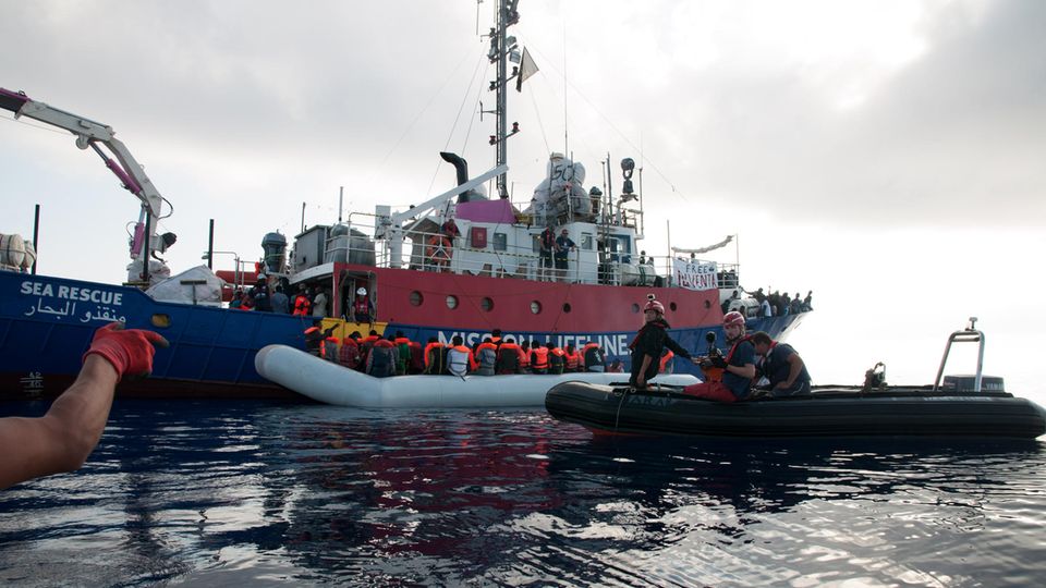 Ein Schlauchboot vor dem Rettungsschiff "Lifeline"
