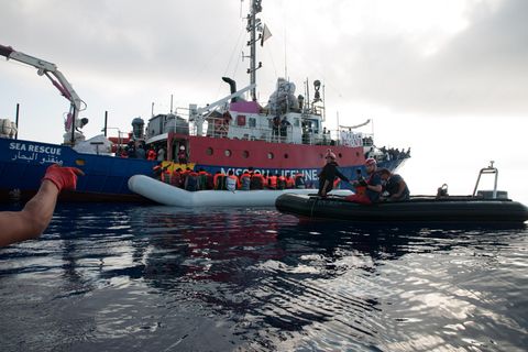 Ein Schlauchboot vor dem Rettungsschiff "Lifeline"