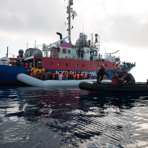 Ein Schlauchboot vor dem Rettungsschiff "Lifeline"