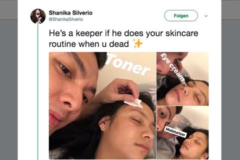 Ein junger Mann schminkt seine schlafende Freundin ab