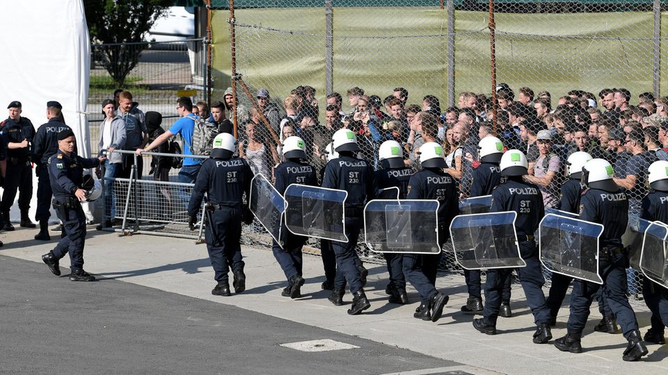 Während die Große Koalition in Deutschland nach Wegen aus dem Asylstreit sucht, proben österreichische Sicherheitskräfte den Grenzschutz Während die Große Koalition in Berlin Wege aus dem Asylstreit sucht, proben österreichische Sicherheitskräfte den Grenzschutz