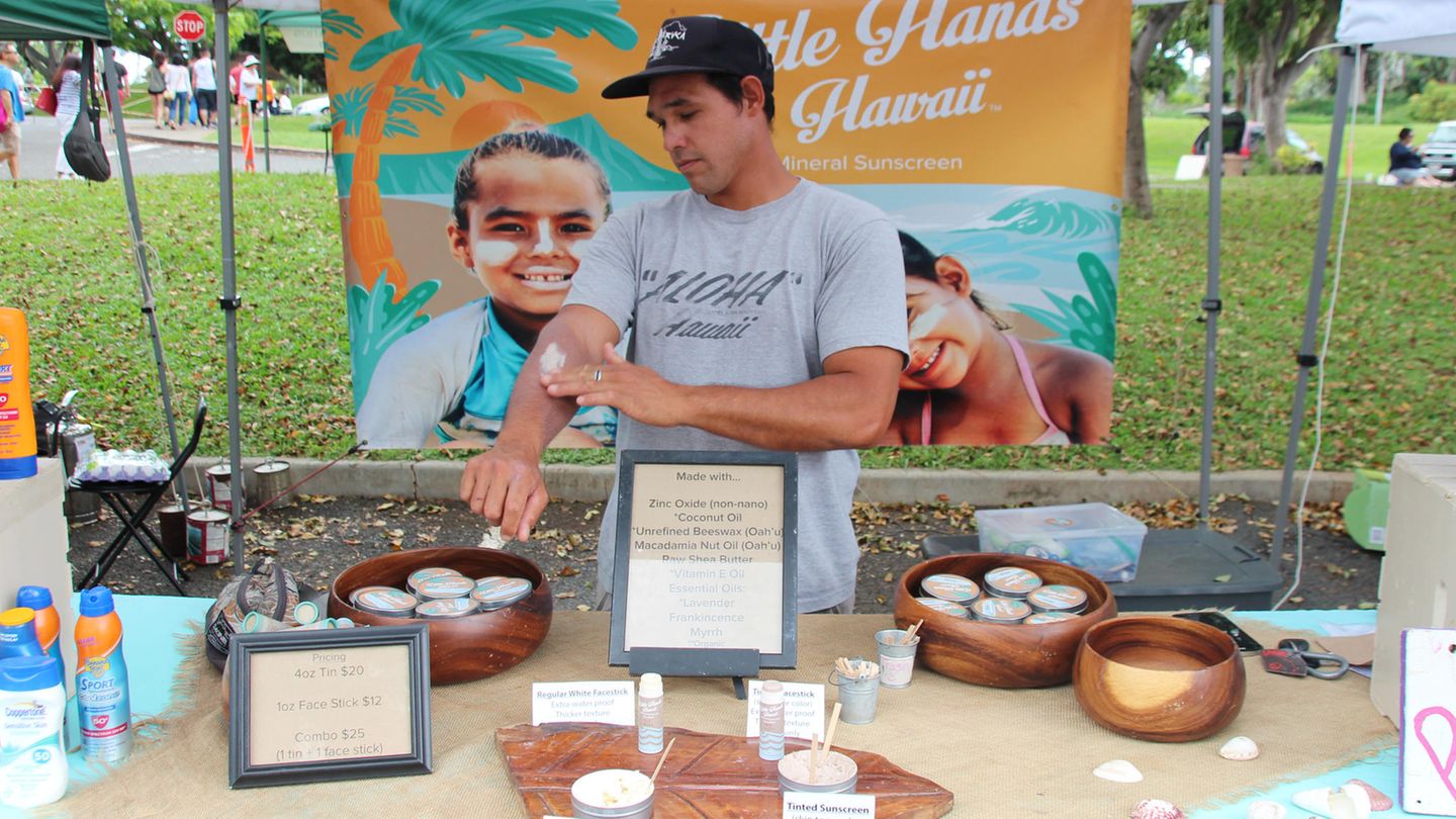 Michael Koenigs verkauft auf einem Bauernmarkt in Honolulu selbst hergestellte Sonnencreme