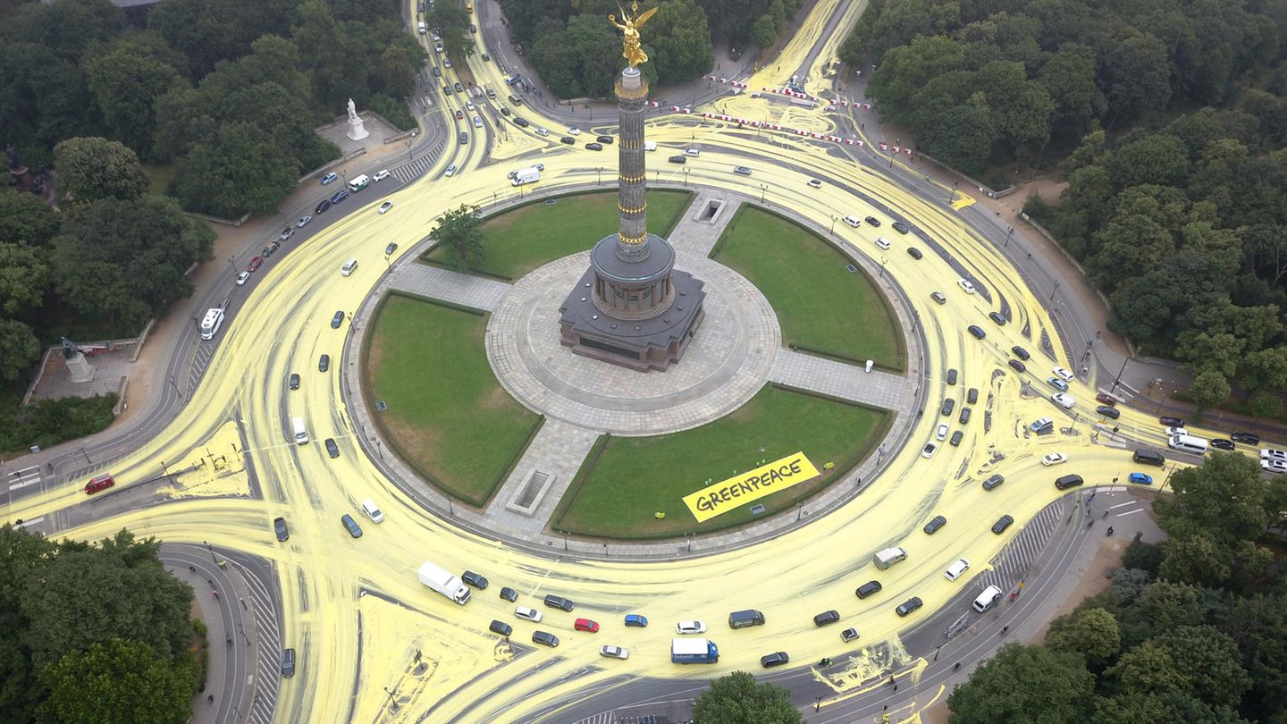Greenpeace-Aktivisten färben Berlins Straßen gelb, um auf ihre Ziele während der Kohlekommission aufmerksam zu machen