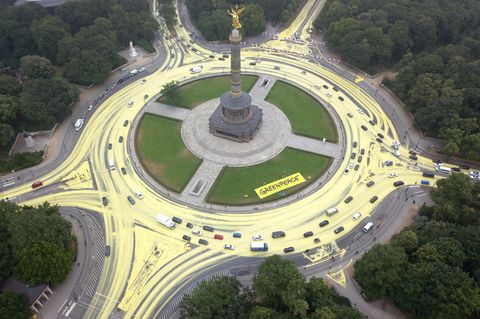 Greenpeace-Aktivisten färben Berlins Straßen gelb, um auf ihre Ziele während der Kohlekommission aufmerksam zu machen