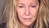 Heather Locklear sorgt zum wiederholten Mal mit einer Festnahme für Schlagzeilen. Die Schauspielerin hat auf ihrem Anwesen in Kalifornien einen Polizisten und einen Sanitäter angegriffen und wurde daraufhin in Gewahrsam genommen. Der zuständige Sheriff bestätigte, dass Locklear betrunken war. Nach Zahlung einer Kaution von 20.000 Dollar kam die Schauspielerin wieder frei, wurde jedoch kurze Zeit später in ein Krankenhaus eingeliefert, weil sie eine Überdosis Drogen genommen haben soll. Erst vor einer Woche wurde die Schauspielerin kurzzeitig zwangseingewiesen, nachdem sie ihre Mutter gewürgt und ihren Vater geschlagen haben soll. Ihre Mutter habe schließlich die Polizei gerufen, als Locklear damit drohte, sich das Leben zu nehmen.
