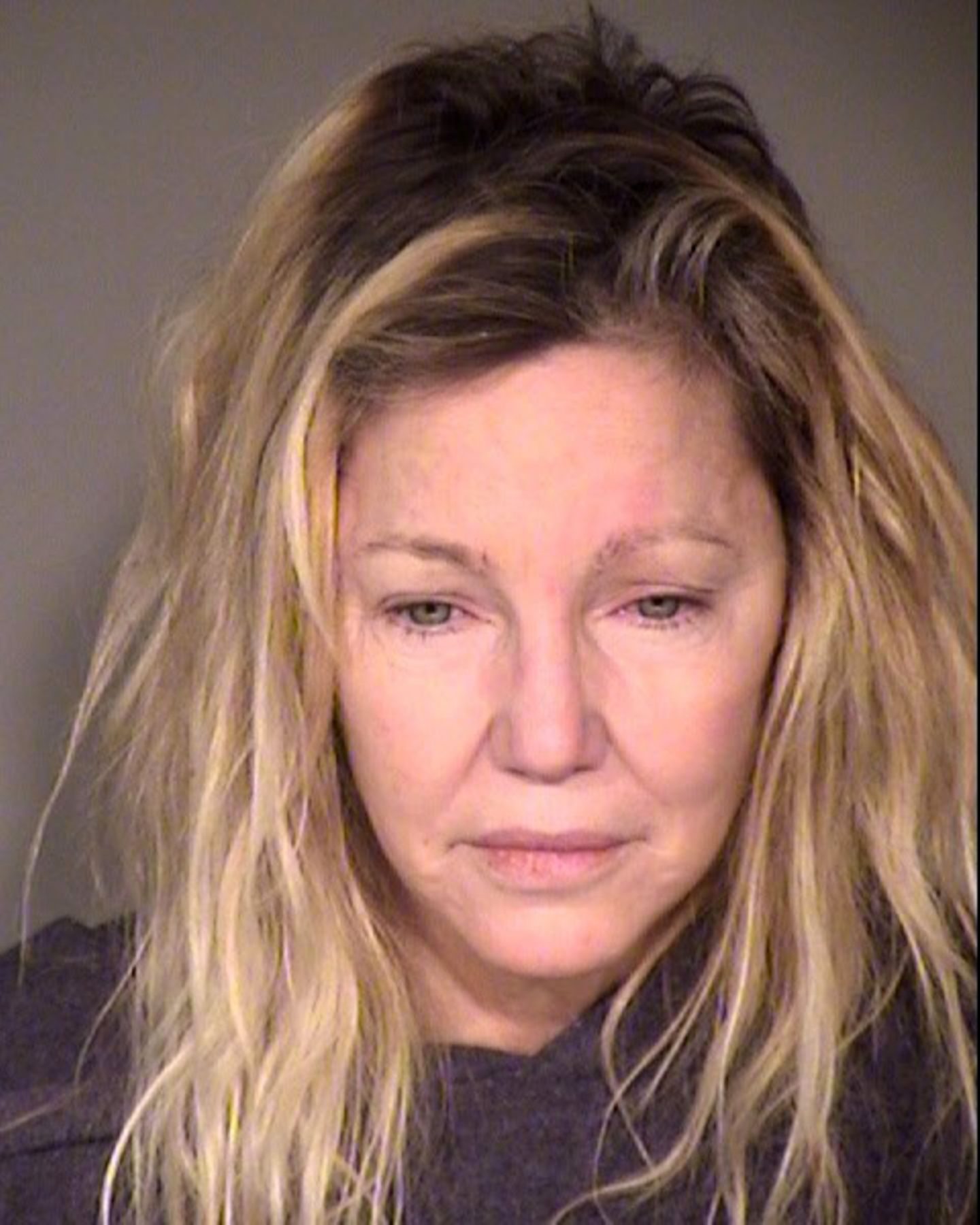 US-Schauspielerin: Heather Locklear sorgt zum wiederholten Mal mit einer Festnahme für Schlagzeilen. Die Schauspielerin hat auf ihrem Anwesen in Kalifornien einen Polizisten und einen Sanitäter angegriffen und wurde daraufhin in Gewahrsam genommen. Der zuständige Sheriff bestätigte, dass Locklear betrunken war. Nach Zahlung einer Kaution von 20.000 Dollar kam die Schauspielerin wieder frei, wurde jedoch kurze Zeit später in ein Krankenhaus eingeliefert, weil sie eine Überdosis Drogen genommen haben soll. Erst vor einer Woche wurde die Schauspielerin kurzzeitig zwangseingewiesen, nachdem sie ihre Mutter gewürgt und ihren Vater geschlagen haben soll. Ihre Mutter habe schließlich die Polizei gerufen, als Locklear damit drohte, sich das Leben zu nehmen. Heather Locklear sorgt zum wiederholten Mal mit einer Festnahme für Schlagzeilen. Die Schauspielerin hat auf ihrem Anwesen in Kalifornien einen Polizisten und einen Sanitäter angegriffen und wurde daraufhin in Gewahrsam genommen. Der zuständige Sheriff bestätigte, dass Locklear betrunken war. Nach Zahlung einer Kaution von 20.000 Dollar kam die Schauspielerin wieder frei, wurde jedoch kurze Zeit später in ein Krankenhaus eingeliefert, weil sie eine Überdosis Drogen genommen haben soll. Erst vor einer Woche wurde die Schauspielerin kurzzeitig zwangseingewiesen, nachdem sie ihre Mutter gewürgt und ihren Vater geschlagen haben soll. Ihre Mutter habe schließlich die Polizei gerufen, als Locklear damit drohte, sich das Leben zu nehmen.