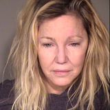 Heather Locklear sorgt zum wiederholten Mal mit einer Festnahme für Schlagzeilen. Die Schauspielerin hat auf ihrem Anwesen in Kalifornien einen Polizisten und einen Sanitäter angegriffen und wurde daraufhin in Gewahrsam genommen. Der zuständige Sheriff bestätigte, dass Locklear betrunken war. Nach Zahlung einer Kaution von 20.000 Dollar kam die Schauspielerin wieder frei, wurde jedoch kurze Zeit später in ein Krankenhaus eingeliefert, weil sie eine Überdosis Drogen genommen haben soll. Erst vor einer Woche wurde die Schauspielerin kurzzeitig zwangseingewiesen, nachdem sie ihre Mutter gewürgt und ihren Vater geschlagen haben soll. Ihre Mutter habe schließlich die Polizei gerufen, als Locklear damit drohte, sich das Leben zu nehmen.