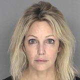 Nach der Scheidung von Richie Sambora ging es für Heather Locklear bergab. Ihr Ex-Mann datete ihre einst beste Freundin Denise Richards, die Rollenangebote blieben aus und Locklear hatte Alkohol- und Drogenprobleme. 2008 wurde die Schauspielerin festgenommen, weil sie unter Drogeneinfluss Auto gefahren war und zu drei Jahren auf Bewährung verurteilt. Zudem ließ sich der einstige Serienstar wegen Angstzuständen und Depressionen behandeln.