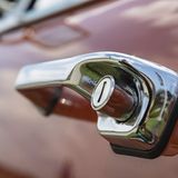 Chrom an den Türgriffen