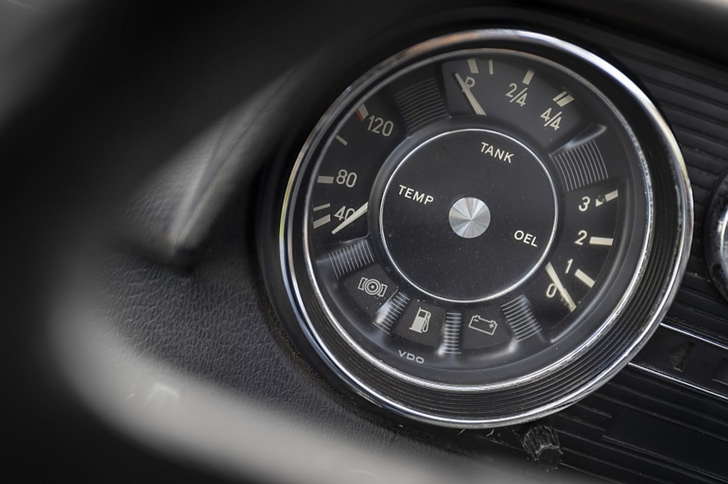 Mercedes La Pickup 220D (W115)