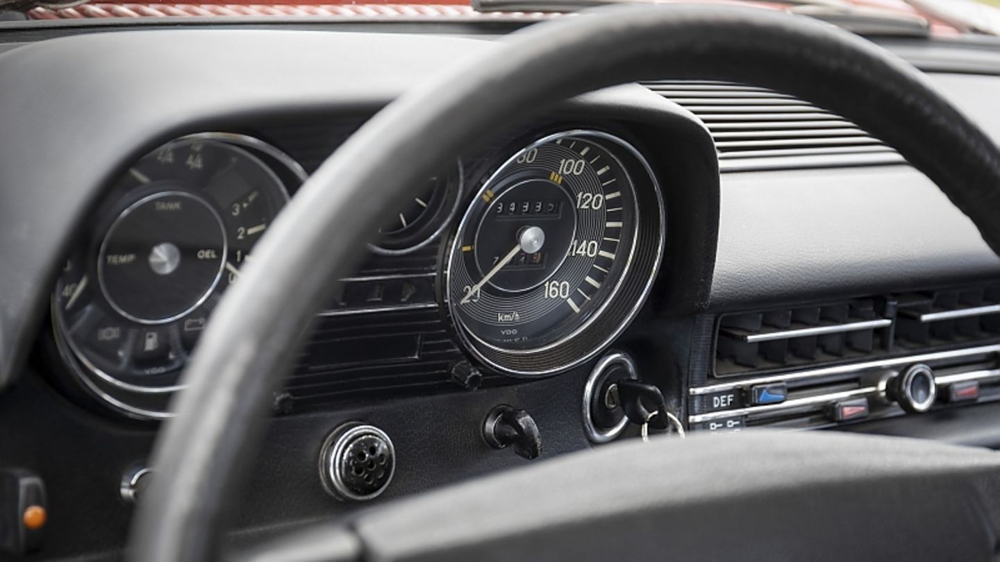 Mercedes La Pickup 220D (W115)