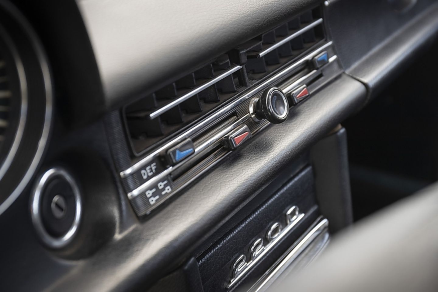 Mercedes La Pickup 220D (W115)