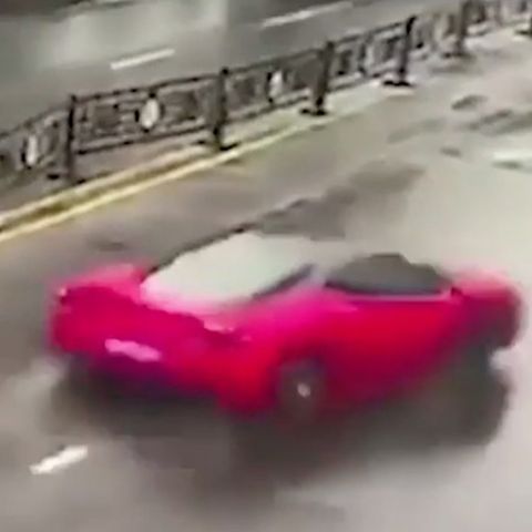 Frau mietet Ferrari und baut sofort einen Totalschaden